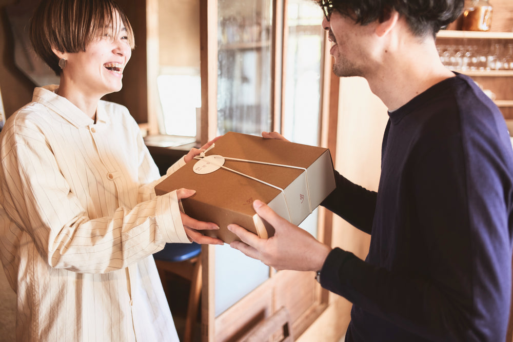 めおとのギフトを手渡すふたり