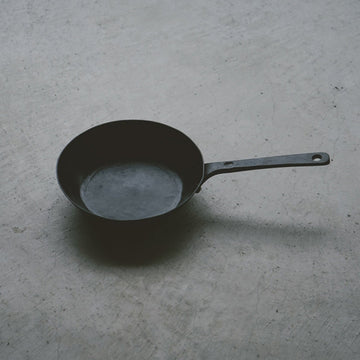 【野鍛冶やまご】ちょっと深めの鉄フライパン 18cm